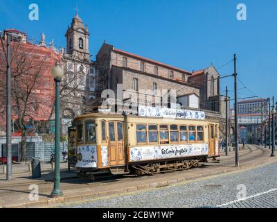 10. März 2020: Porto, Portugal - Vintage-Straßenbahn an der Endstation Infante, vor der Kirche des heiligen Franziskus in Porto. Stockfoto