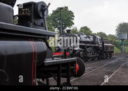 Vordergrund, Ivatt 2MT Klasse 2-6-2T Lokomotive Nr. 41312 und darüber hinaus, 76017, British Railways Standard Klasse 4MT Lokomotive, Mid-Hants Steam Railway, UK Stockfoto