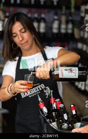 FUNCHAL, MADEIRA, PORUGAL - 3. SEPTEMBER 2016: Weinproduzenten ermutigen zur Verkostung ihrer Weine während des Madeira Wine Festival in Funchal auf Made Stockfoto