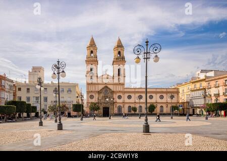 12. März 2020: Cadiz, Spanien - die Plaza de San Antonio und ihre Kirche im Frühlingssonne, Cadiz. Stockfoto