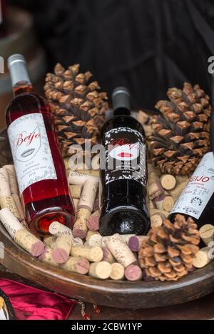 FUNCHAL, MADEIRA, PORUGAL - 3. SEPTEMBER 2016: Weinproduzenten ermutigen zur Verkostung ihrer Weine während des Madeira Wine Festival in Funchal auf Made Stockfoto