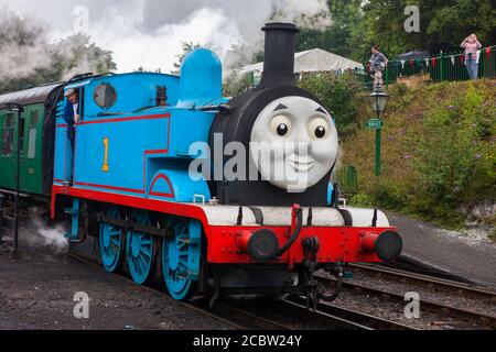 'Thomas the Tank Engine' zieht einen Kinder-Ausflugzug aus Bahnhof von Ropley auf der Mid-Hants Railway (Watercress Line) Während eines „Day Out Wit Stockfoto