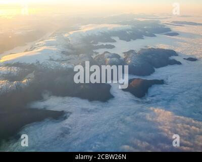 Der Blick aus einer Ebene auf die Landschaft Norwegens Stockfoto