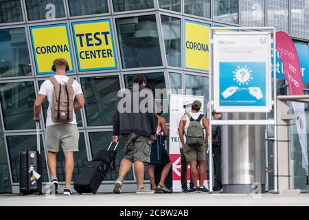 München, Deutschland. August 2020. Ankommende Passagiere begeben sich in ein Corona-Testzentrum am Flughafen. Kostenlose Corona-Tests werden am Flughafen für alle Passagiere angeboten. Quelle: Matthias Balk/dpa/Alamy Live News Stockfoto