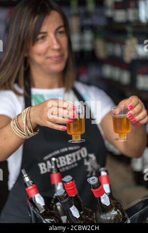 FUNCHAL, MADEIRA, PORUGAL - 3. SEPTEMBER 2016: Weinproduzenten ermutigen zur Verkostung ihrer Weine während des Madeira Wine Festival in Funchal auf Madeira, Portugal, Stockfoto