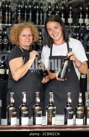 FUNCHAL, MADEIRA, PORUGAL - 3. SEPTEMBER 2016: Weinproduzenten ermutigen zur Verkostung ihrer Weine während des Madeira Wine Festival in Funchal auf Madeira, Portugal, Stockfoto