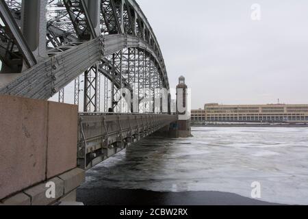 Bolscheokhtinsky Brücke in St. Petersburg im Winter. Stockfoto