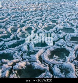 Eisformationen. Formen von gefrorenem Wasser. Am gefrorenen Baikalsee. Stockfoto