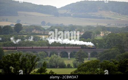 Der Dampfzug überquert den Stanway Viadukt nördlich von Toddington Station auf dem Weg zum Broadway. Gloucestershire Warwickshire Steam Railway lief Stockfoto