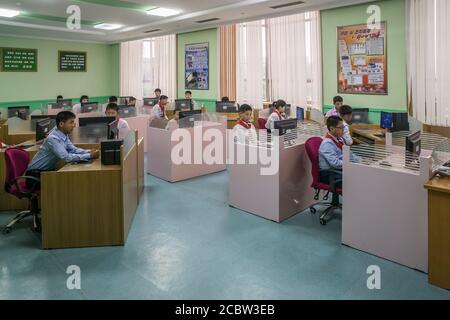 Koreanische Studenten, eine Gruppe von Studenten am Mangyongdae Schule Kinderpalast in Pjöngjang hat eine Computerstunde, Nordkorea Stockfoto