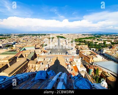 Blick auf den Petersplatz vom Petersdom aus Stockfoto