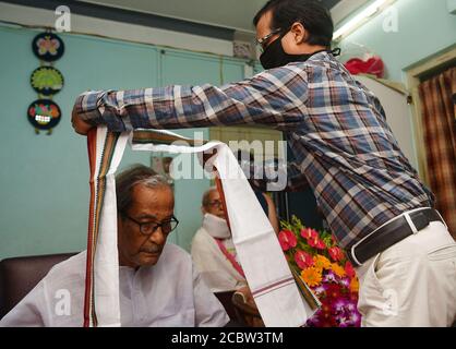 Veteran Freiheitskämpfer Anadi Ranjan Sen, zusammen mit einer Nachricht von dem Präsidenten von Indien, Shri RAM Nath Kovind geehrt. Am 78. Jahrestag der Austrittbewegung in Indien erinnerte sich Präsident Shri RAM Nath Kovind an Millionen Freiheitskämpfer, die ihr Leben für die Unabhängigkeit Indiens opferten. Stockfoto