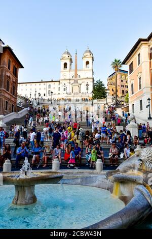 Blick auf die Spanische Treppe und die Trinita dei Monti von der Piazza di Spagna Stockfoto