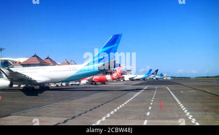 Denpasar, Indonesien - 20. Mai 2019: Flugzeug auf dem internationalen Flughafen Ngurah Rai, auch bekannt als internationaler Flughafen Denpasar. Stockfoto