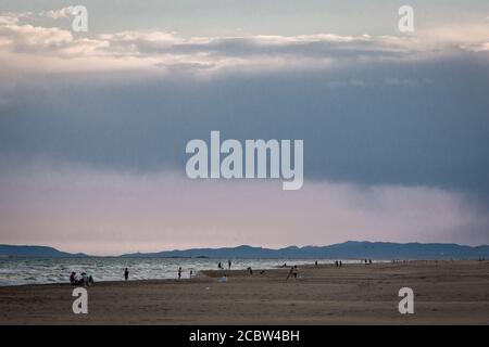 Strandgänger am Delta de l'Ebre Eucaliptus Strand in Tarragona, Katalonien, Spanien Stockfoto