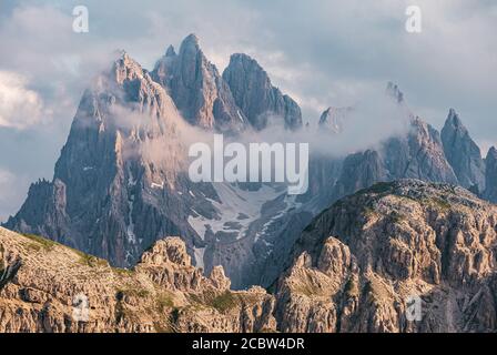Zerklüftete Gipfel der cadini di misurina Berggruppe in den Dolomiten, Italien, Teil des Nationalparks Tre Cime di Levaredo und UNESCO-Weltkulturerbe Stockfoto