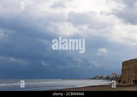 Larnaka, Republik Zypern, Strand; Meer; Wolken, Burg Stockfoto