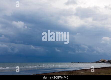 Larnaka, Republik Zypern, Strand; Meer; Wolken Stockfoto