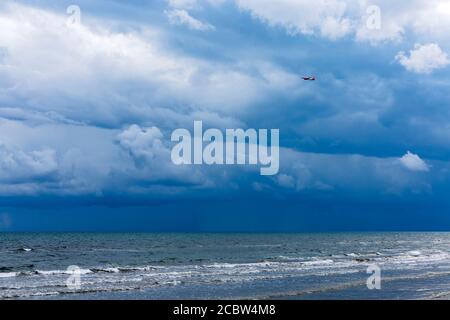 Larnaka, Republik Zypern, Larnaka, Republik Zypern, Strand; Meer; Wolken, Flugzeug Stockfoto
