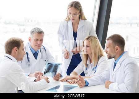 Expertenteam Ärzte untersuchen Lunge Röntgenbericht auf Krankenhaus Büromeeting Stockfoto