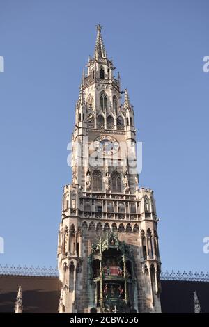 Nahaufnahme des neuen Rathauses in München mit Glockenspiel Und blauer Himmel an sonnigen Tagen Stockfoto