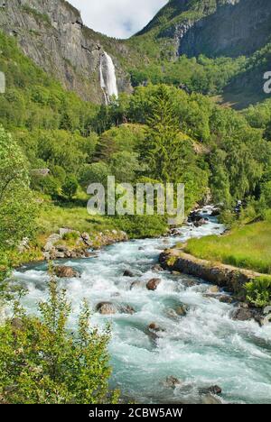 Norwegen, Landschaft mit Wasserfall namens Feigumfossen am Lusterfjord Stockfoto