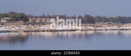 Panoramablick auf den Lac Rose (Rosa See). See Retba mit dem Roten Wasser ist UNESCO-Welterbe. Llies nördlich der Halbinsel Cap Vert der Sen Stockfoto