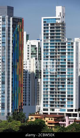 Hohe Wohngebäude schmücken den modernen Küstengürtel von Panama City, Panama Stockfoto