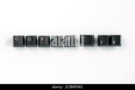 Computer-Tastatur-Tasten Schreibweise Covid-19, isoliert auf weißem Hintergrund Stockfoto
