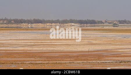 Blick auf Lac Rose (was Pink Lake bedeutet). Der Retba-See mit dem roten Wasser ist UNESCO-Weltkulturerbe. Liegt nördlich der Halbinsel Cap Vert im Senegal. Afr Stockfoto