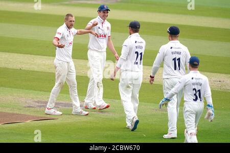 Essex's Jamie Porter (links) feiert mit Teamkollegen, nachdem er das Wicket von Sussex's Harry Finch am zweiten Tag des Bob Willis Trophy Spiels auf dem 1. Central County Ground, Hove, gewonnen hat. Stockfoto