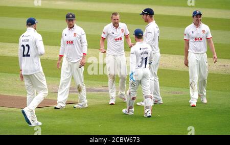 Essex's Jamie Porter (Mitte) feiert mit Teamkollegen, nachdem er das Wicket von Sussex's Harry Finch am zweiten Tag des Bob Willis Trophy Spiels auf dem 1. Central County Ground, Hove, gewonnen hat. Stockfoto