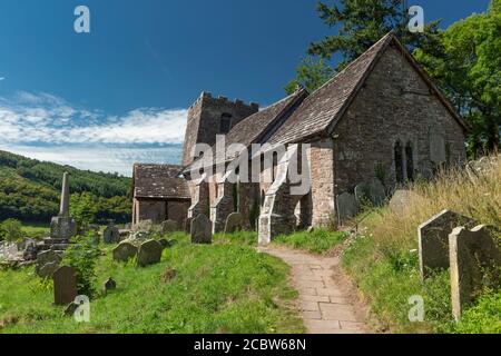 Cwmyoy, Monmouthshire, Wales, 7. August 2020, die Kirche St. Martin mit ihrem berühmten schiefen Turm Stockfoto