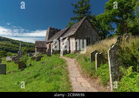 Cwmyoy, Monmouthshire, Wales, 7. August 2020, die Kirche St. Martin mit ihrem berühmten schiefen Turm Stockfoto