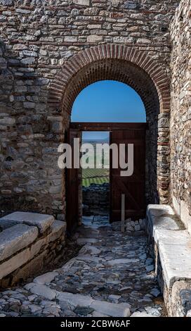 Im Inneren des Schlosses Selcuk befinden sich Zistern verschiedener Größe, enge Gassen mit Steinpflaster und eine Moschee. Auf dem höchsten Hügel, eine Kirchenruine Wi Stockfoto