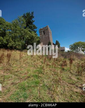 Cwmyoy, Monmouthshire, Wales, 7. August 2020, die Kirche St. Martin mit ihrem berühmten schiefen Turm Stockfoto