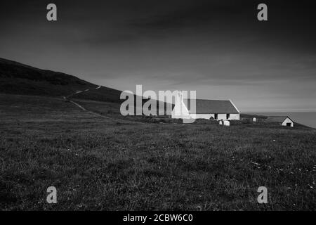 Mwnt, Ceredigion, Wales, 28. Juli 2020, Blick auf die Holy Cross Church auf der Landzunge Stockfoto