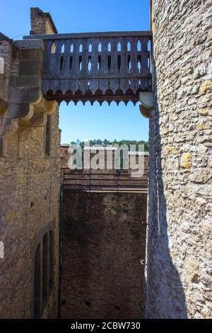 Blick auf eine Holzbrücke zwischen den Türmen von Kokorin Schloss in der Tschechischen Republik Stockfoto