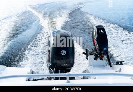 Sankt-Petersburg, Russland, 8. August 2020: Modernes neues Fischerboot mit einem brandneuen Mercury FourStroke Außenbordmotor, der auf dem See rast. Stockfoto