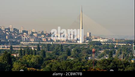 Belgrad / Serbien - 14. August 2020: Belgrader Stadtbild und Ada-Brücke Seilbrücke über den Fluss Sava Stockfoto