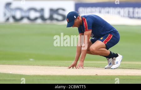 HOVE, Großbritannien, AUGUST 15: Essex's Aaron Beard testet das Wicket während des ersten Tages der Bob Willis Trophy Southern Group zwischen Sussex CCC und Esse Stockfoto