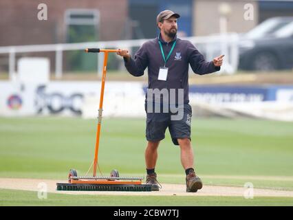 HOVE, Großbritannien, AUGUST 15: Der Platzwart putzt das Wicket während des ersten Tages der Bob Willis Trophy Southern Group zwischen Sussex CCC und Essex CCC A Stockfoto