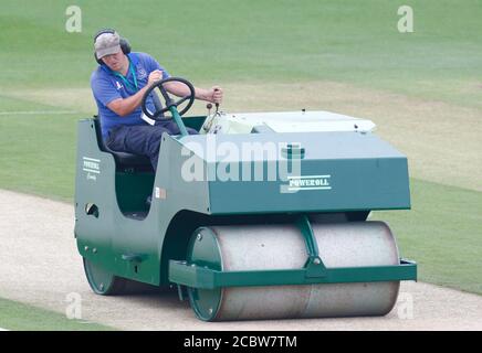 HOVE, Großbritannien, AUGUST 15: Der Platzwart benutzt die Rolle auf dem Wicket während des ersten Tages der Bob Willis Trophy Southern Group zwischen Sussex CCC und E Stockfoto