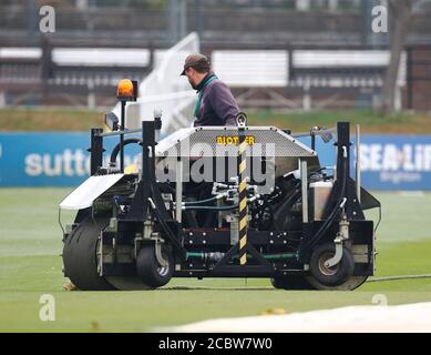 HOVE, Großbritannien, AUGUST 15: Bloter aus, um Wasser von der Oberfläche während des ersten Tages von Bob Willis Trophy Southern Group zwischen Sussex CCC und ESS zu nehmen Stockfoto