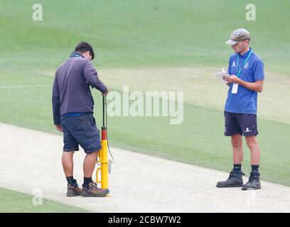 HOVE, Vereinigtes Königreich, AUGUST 15: Roundsman prüft das Wicket während des ersten Tages der Bob Willis Trophy Southern Group zwischen Sussex CCC und Essex CCC Stockfoto