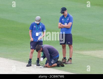 HOVE, Vereinigtes Königreich, AUGUST 15: Roundsman prüft das Wicket während des ersten Tages der Bob Willis Trophy Southern Group zwischen Sussex CCC und Essex CCC Stockfoto