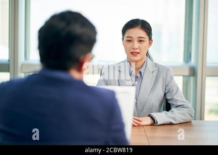 Junge asiatische Geschäftsfrau auf der Suche nach Job wird von interviewt Personalmanager