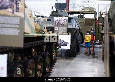 New York, USA. August 2020. Kinder schauen sich im Museum of American Armor auf Long Island im US-Bundesstaat New York um, 15. August 2020. UM MIT "Feature: American Museum hilft, die US-Öffentlichkeit für Chinas Geschichte im Zweiten Weltkrieg zu sensibilisieren" zu GEHEN.Quelle: Wang Ying/Xinhua/Alamy Live News Stockfoto