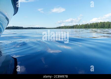 Seitenansicht Beschleunigung angeln Motorboot mit Tropfen Wasser. Blue Ocean Meer Wasser Welle Reflexionen mit schnellen Fischen Yacht. Motorboot im blauen Ozean Stockfoto