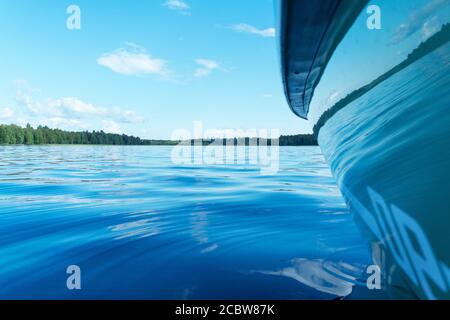 Seitenansicht Beschleunigung angeln Motorboot mit Tropfen Wasser. Blue Ocean Meer Wasser Welle Reflexionen mit schnellen Fischen Yacht. Motorboot im blauen Ozean Stockfoto